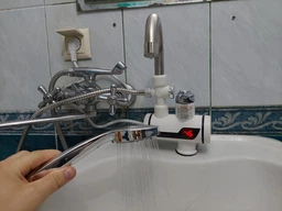 Кран электрический Delimano проточный водонагреватель с душем и LCD экраном Делимано Нижнее подключение Белый