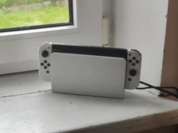 Набір портативна ігрова приставка Nintendo Switch OLED with White Joy-Con + Гра The Legend of Zelda: Breath of the Wild (картридж, російська версія)