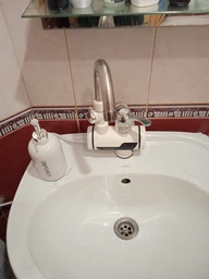 Кран электрический Delimano проточный водонагреватель с душем и LCD экраном Делимано Нижнее подключение Белый