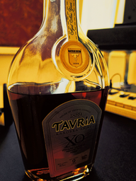 Коньяк Tavria XO 9 лет выдержки 0.5 л 40% в подарочной упаковке (4820000620826) фото от покупателей 1
