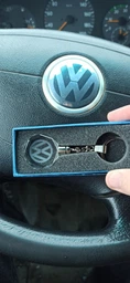 Брелок автомобильный на ключи Фольцваген GF авто брелок с логотипом Volkswagen с подсветкой (R050870) фото от покупателей 6