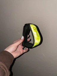 Браслет светоотражающий Reis на липучке, с LED подсветкой, желтый, 42 см x 4 см, BAND-LED Y (100084489)