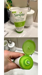 Увлажняющий гель для умывания Simple Kind to Skin Moisturising Facial Wash 150 мл (5011451103870) фото от покупателей 3