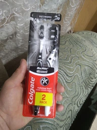 Зубная щетка Colgate Max White Charcoal черная отбеливающая мягкая 2 шт (8718951382602) фото от покупателей 13