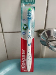 Зубная щетка Colgate Max White отбеливающая средней жесткости (8714789417066) фото от покупателей 7