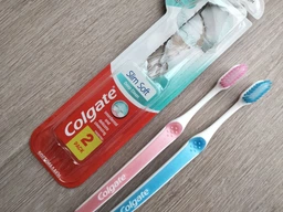 Зубная щетка Colgate Slim Soft для защиты десен 2 шт (8714789993829) фото от покупателей 11