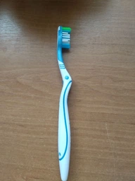 Зубная щетка Colgate Max White отбеливающая средней жесткости (8714789417066) фото от покупателей 5