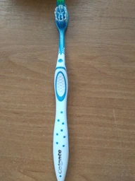 Зубная щетка Colgate Max White отбеливающая средней жесткости (8714789417066) фото от покупателей 3