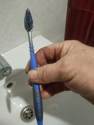Зубная щетка Colgate Зиг Заг Древесный уголь Средней жесткости Оранжевая (2170000000121) фото от покупателей 3