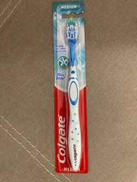 Зубная щетка Colgate Max White отбеливающая средней жесткости (8714789417066) фото от покупателей 1