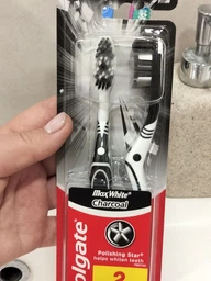 Зубная щетка Colgate Max White Charcoal черная отбеливающая мягкая 2 шт (8718951382602) фото от покупателей 3