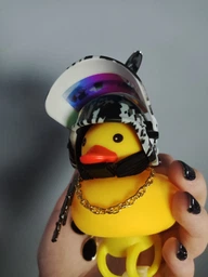 Аксессуар на торпеду в авто Crazy Duck утка в военном шлеме с оружием фото от покупателей 6