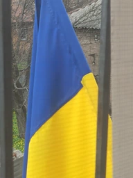 Флаг Украины из габардина, национальный флаг Украины с размерами 90см х 135см наружный, цвета синий и жёлтый фото от покупателей 4