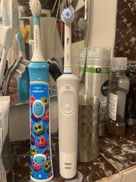 Електрична зубна щітка Oral-B Vitality Sensitive Clean D100 Blue (4210201234203) фото від покупців 16