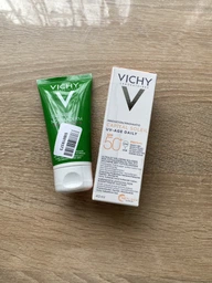 Солнцезащитный невесомый флюид Vichy Capital Soleil UV-Age Daily против признаков фотостарения кожи лица, очень высокий уровень защиты SPF 50+ 40 мл (3337875762298) фото от покупателей 5