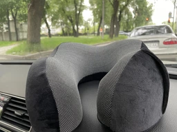 Подушка memory foam для подорожей The Chestnut, чорна, 30*28*10 см фото від покупців 10