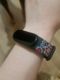 Силиконовый ремешок MRK для фитнес браслета Xiaomi Mi Band 7/6/5 черный с рисунком Вышиванка с металлической кнопкой (mrk3186) фото от покупателей 1