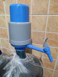 Помпа для воды Lilu Econom Plus механическая с краном фото от покупателей 5