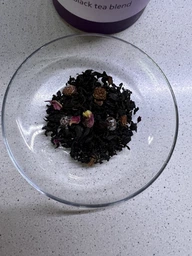 Чай черный листовой байховый Lovare Wild Berry с вишней и кусочками клубники тубус 80г