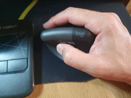 Мышь Logitech Lift Vertical Ergonomic Wireless/Bluetooth Graphite (910-006473) фото от покупателей 1