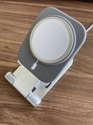 Металлическая подставка для телефона с беспроводной зарядкой MagSafe настольный держатель для гаджета Серебряная (CSS-006) фото от покупателей 2