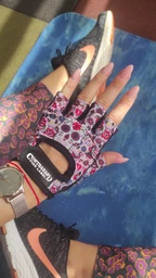 Жіночі рукавички для фітнесу Contraband Pink Label 5237 Sugar Skull Gloves (Білий M) фото від покупців 6