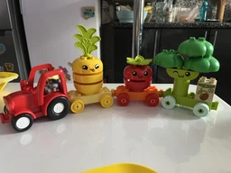 Конструктор LEGO DUPLO Трактор для вирощування фруктів та овочів 19 деталей (10982) фото від покупців 2