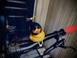 Аксессуар на руль вело/мото Crazy Duck качка в шлеме акулы с пропеллером фото от покупателей 1