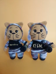 В'язана м'яка іграшка амігурумі "Котик військовий ЗСУ з джавеліном" солдат в комуфляжній формі, гірчичний, 18 см, ручна робота фото від покупців 9