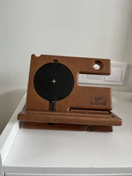 Дерев'яна док-станція з безпровідною зарядкою MagSafe для телефону Teslyar з роз'ємом під Apple Watch для навушників годинника Коричнева (зарядка у подарунок) (PQ0002)
