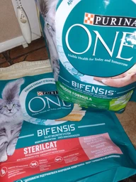 Сухий корм PURINA ONE Indoor для дорослих котів, що постійно перебувають у приміщенні, з індичкою 800 г (7613035468047) фото от покупателей 9