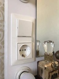 Розетка с заземлением Panasonic Arkedia Slim белая WNTC0202-2WH