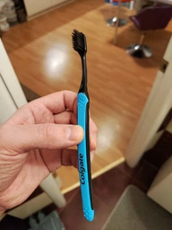 Зубная щетка Colgate Шелковые нити с древесным углем розовая (2170000000039)