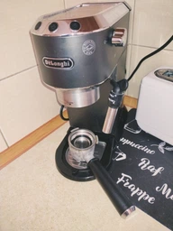 Кавоварка еспресо Delonghi EC 685.BK