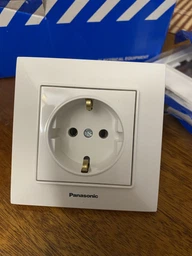 Розетка одинарна із заземленням Panasonic Arkedia Slim біла фото від покупців 2