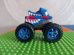 Flip Cars Машинка-трансформер 2 в 1 Монстр-трак Вовк