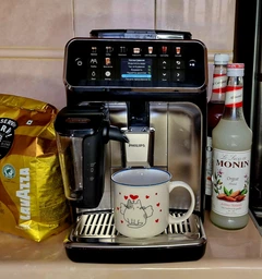 Кофемашина PHILIPS Series 5500 LatteGo EP5547/90