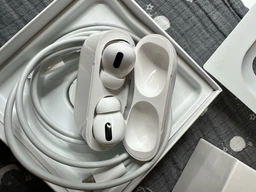 Навушники бездротові з активним шупопоглинанням Air Pro 2nd gen бездротові Bluetooth навушники з магнітним зарядним чохлом MagSafe та бездротовою зарядкою миттєве підключення White Kayfovo AE2GN фото від покупців 11