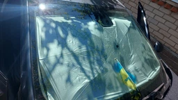Автомобільна сонцезахисна парасолька на лобове скло 135×79 см UV, складна, чорно-сіра XJ5106 фото від покупців 16