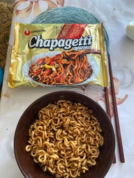 Локшина швидкого приготування Nong Shim з чорним соєвим соусом "Чачжан" Chapaghetti 140 г