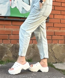 Женские шлепанцы Crocs Stomp Slide 209346-0WV 41-42 (M8/W10) 26 см Бежевые (1962655947644)
