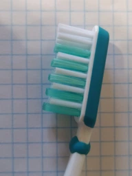 Зубна щітка AQUAFRESH IN-BETWEEN CLEAN 2+1 ШТ СЕРЕДНЯ (5054563931085) фото від покупців 1