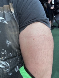 Спортивный бандаж локтевого сустава налокотник с фиксирующим ремнем ортез компрессионный фиксатор на локоть чёрный с зелёным фото от покупателей 1