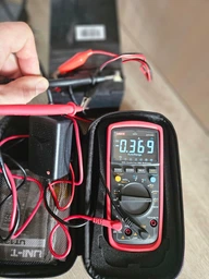 Зарядное устройство для аккумулятора с индикатором 12V/1,5A, ОЕМ (110*59*40) 0,14кг