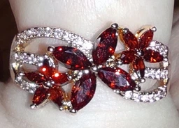 Кольцо Xuping Jewelry цветущий сад с красными камнями р 18 золотистое фото от покупателей 1