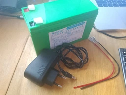 Аккумуляторная батарея QiSuo литиевая 12V 8A с элементами Li-ion 18650 + зарядное устройство 12.6V/1A + крокодилы (QS-1208ACH)