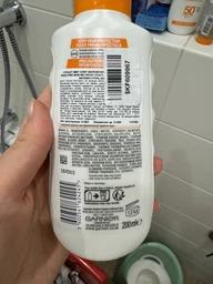 Солнцезащитное водостойкое молочко Garnier Ambre Solaire Увлажнение 24 часа с витамином С для кожи тела и лица Очень высокая степень защиты SPF 50+ 175 мл (3600542624961) фото от покупателей 2