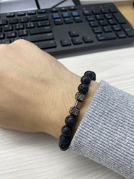 Браслет из лавового камня с гантелей на резинке ( 14-17 см) Черный