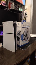 Універсальна мультифункціональна підставка для PlayStation 5 Slim Disk / Digital edition зарядка для геймпадів стенд для дисків кулер консолі та підставка для навушників Honcam біла фото від покупців 1