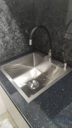 Мойка кухонная Lidz 50x50 см в комплекте с сушилкой, дозатором и гибким смесителем Lidz Vida нержавейка черная фото от покупателей 2